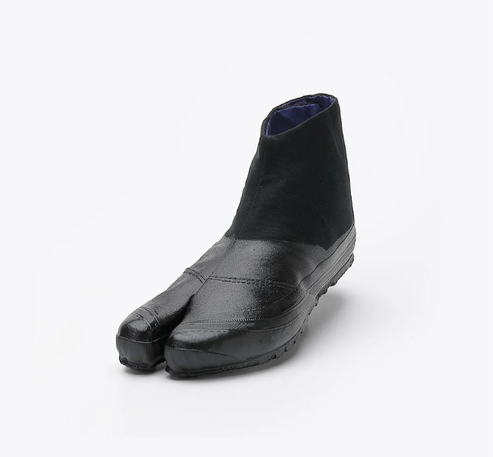 Black jikatabi split-toe work boots with rubber sole