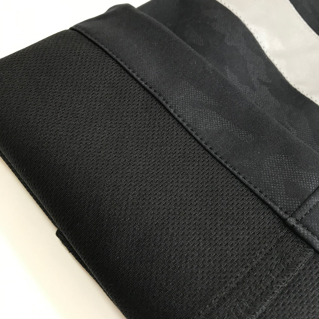 Front angle of the Toraichi 9520-751 trousers emphasizing the reflective details and technical precision.