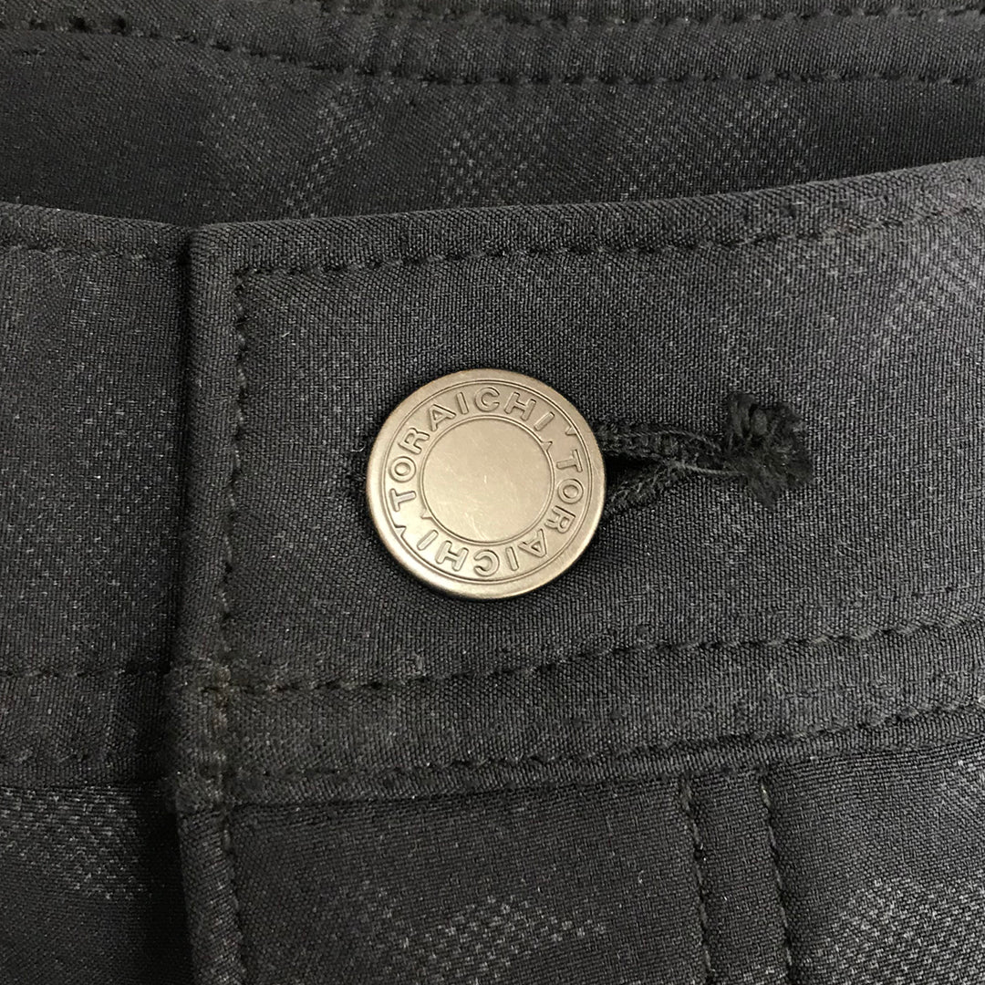 Detailed view of the zipper pocket on the Toraichi 9520-751 cargo trousers highlighting smooth hardware and tight stitchwork.