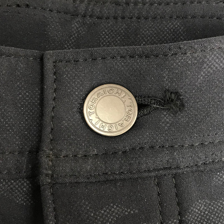 Detailed view of the zipper pocket on the Toraichi 9520-751 cargo trousers highlighting smooth hardware and tight stitchwork.