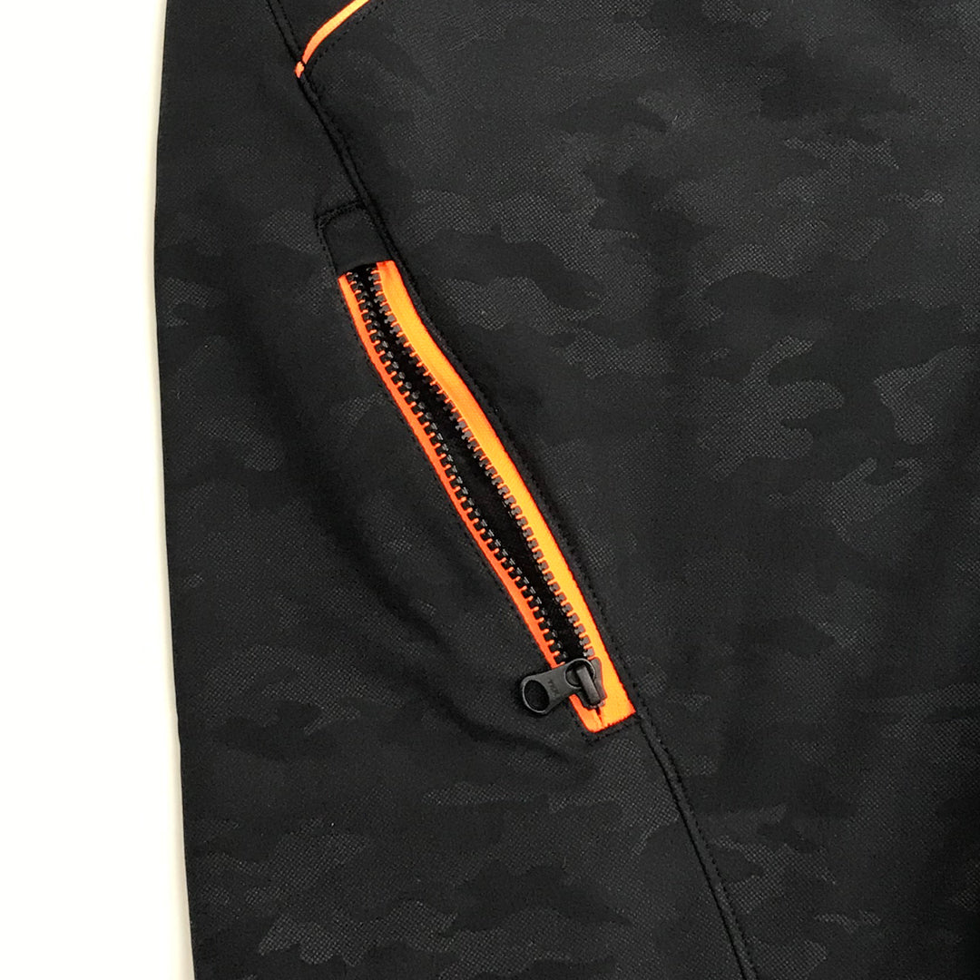 Side profile of the Toraichi 9520-751 cargo pants showing articulated knees and structured fit for mobility and protection.