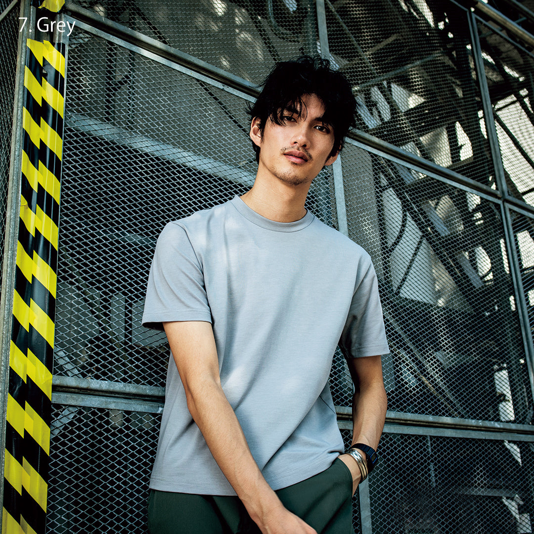 Model wearing the Toraichi 9523-618 workwear T-shirt in light blue demonstrating a relaxed fit and breathable structure.