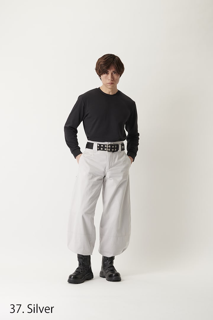 Toraichi slim hachibu pants in cotton, streetwear styled with black top