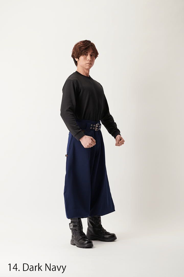 Model wearing Toraichi 2530-418 wide fit hachibu pants with boots