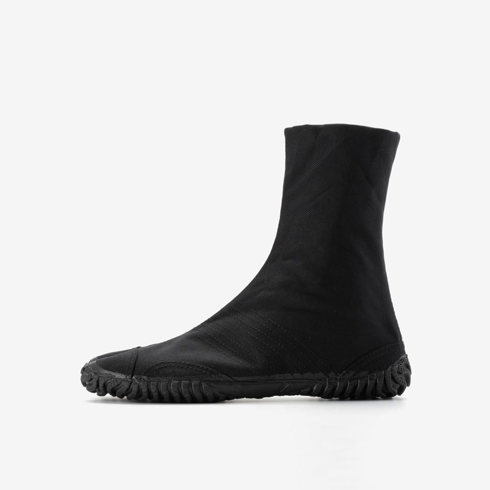 Kurashikiya Saiki black tabi shoes folded view with split-toe design