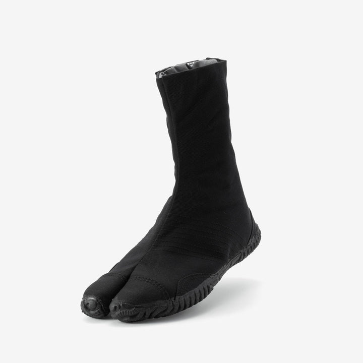 Front view of Kurashikiya Matsuri Saiki 7 Kohazes black tabi shoes
