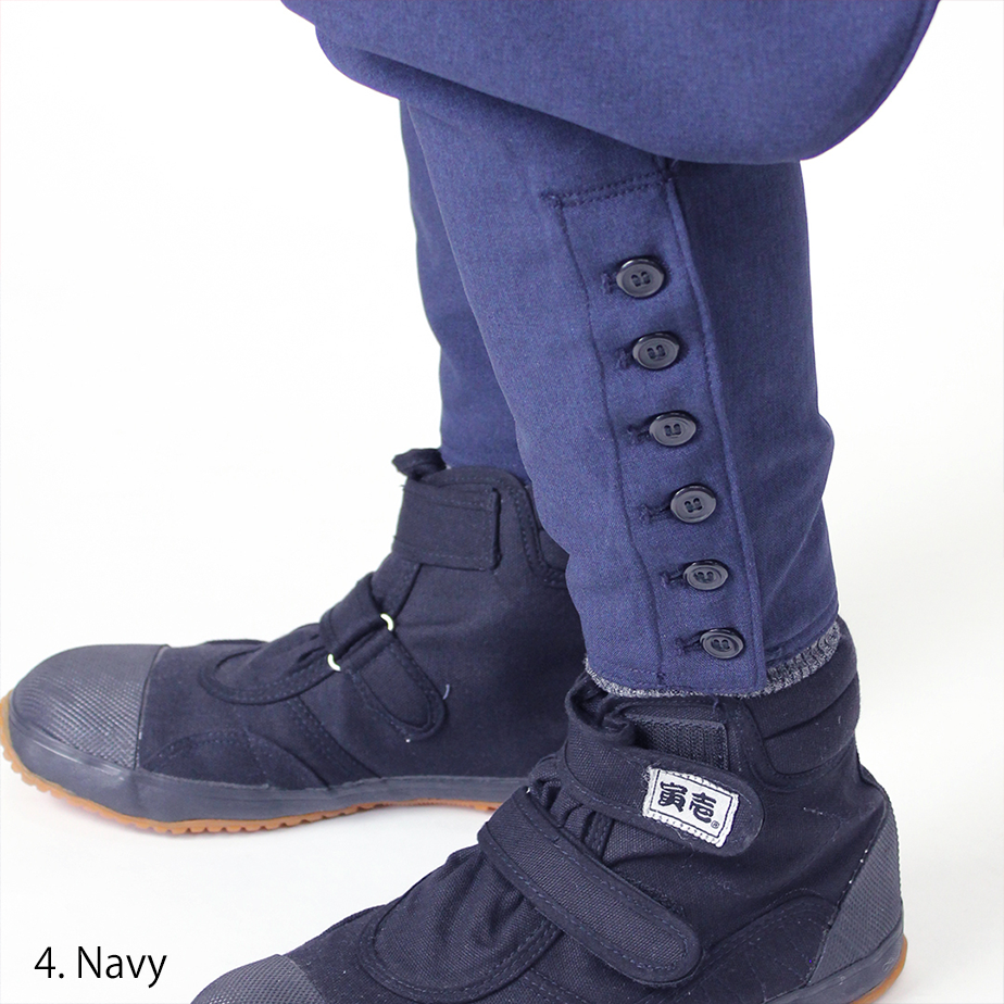 Label patch on waistband of Toraichi navy seven-quarter pants
