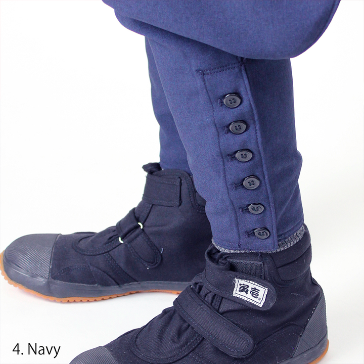 Label patch on waistband of Toraichi navy seven-quarter pants